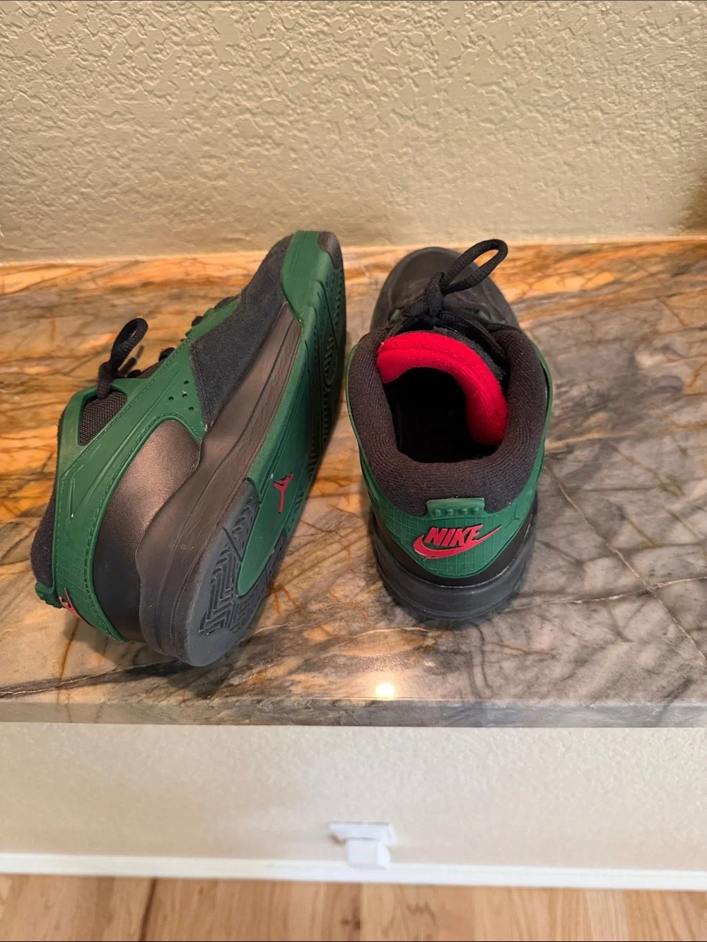 Nike Kids Black and Green Low-Top Sneakers